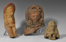 ARQUEOLOGÍA. PREHISPÁNICO. Lote de 3 figuras antropomorfas: una inclinada, de la cultura Jama-coaque (600 a.C-400 d.C), con restos de policromía, otra...