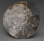 ARQUEOLOGÍA. PREHISPÁNICO. Pectoral representando al dios Neylan, con cuchillo y cabeza cortada. Cultura Sicán (700-1375). Plata. Algunas pérdidas en ...