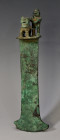 ARQUEOLOGÍA. PREHISPÁNICO. Tumi con guerrero y una fiera atada. Cultura Moche (150-700 d. C.). Bronce. Longitud 18 cm.