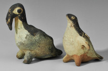 ARQUEOLOGÍA. PREHISPÁNICO. Lote de 2 silbatos con forma de ave. Cultura Chancay (1300-1450 d.C.). Terracota de pasta blanca con decoración negra pinta...