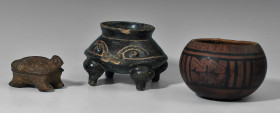 ARQUEOLOGÍA. PREHISPÁNICO. Lote de 3 objetos cerámicos: un cuenco de piel de calabaza inca, una tortuga de cerámica con dos orificios en la parte supe...