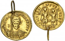 (426-430 d.C.). Teodosio II. Constantinopla. Sólido. (Spink 21144) (Ratto 156 var) (RIC. 237). 3,73 g. Perforación y anilla. (MBC).