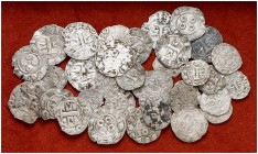 Edad Media. Lote formado por 17 dineros y 19 obolos anónimos de la Senyoria de Montpeller. 36 monedas en total. Algunas con cospel faltado. BC-/MBC.