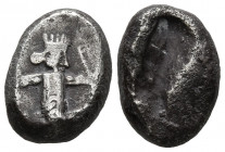 IMPERIO AQUEMENIDA, Tiempo de Xerxes II a Artaxerxes II. Siglos. (Ar. 4,44g/16mm). 420-350 a.C. Sardes. (BMC Arabia 175-177). Anv: Rey persa arrodilla...
