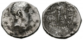 REYES DE CAPADOCIA, Ariobarzanes I. Dracma. (Ar. 4,06g/17mm). RY28 (68-7 a.C). (Simonetta 53a; HGC 7, 846). Anv: Cabeza laureada de Ariobarzanes I a d...