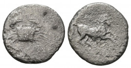SICILIA, Akragas. Hemidracma. (Ar. 1,55g/14mm). 338-287 a.C. (HGC 2, 108). Anv: Cangrejo. Rev: Caballo al paso a derecha. BC. Oxidaciones limpiadas.