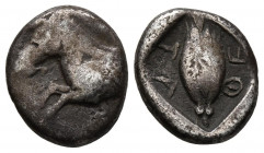 TESALIA, Liga Tesalónica. Hemidracma. (Ar. 2,57g/14mm). 470-460 a.C. (HGC 4, 198). Anv: Parte delantera del caballo a izquierda. Rev: Espiga rodeada d...