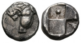 TRACIA, Chersonesos. Hemidracma. (Ar. 2,31g/13mm). 400-350 a.C. (Seaby 1607). Anv: Parte delantera de león a izquierda. Rev: Cuatripartito incuso con ...