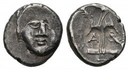 TRACIA, Apolonia Pontika. Dióbolo. (Ar. 1,23g/11mm). 400-350 a.C. (Seaby 1657). Anv: Cabeza de Apolonia de frente. Rev: Ancla hacia arriba, entre A y ...