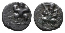 EBUSUS (Ibiza). 1/4 Calco. (Ae. 1,47g/12mm). 200-100 a.C. (FAB-924). Anv: Bes con faldellín de frente sosteniendo martillo y serpiente. Rev: Toro embi...