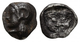EMPORION (Ampurias, Gerona). Obolo. (Ar. 0,96g/10mm). Siglo V a.C. (ca.). (ACIP 41). Anv: Cabeza de ¿Atenea? con casco a izquierda. Rev: Cabeza de Gor...