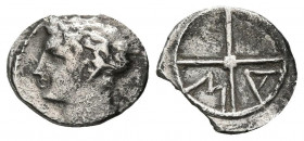 DIVISORES DE IMITACION DE MASSALIA. Trietartemorion. (Ar. 0,55g/10mm). 200-110 a.C. (FAB-1181). Anv: Cabeza masculina a izquierda. Rev: Rueda de cuatr...