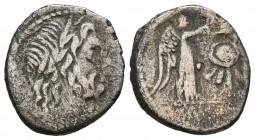 ACUÑACIONES ANONIMAS. Victoriato. (Ar. 1,57g/g/16mm). 211-208 a.C. Roma. (Crawford 53/1). Anv: Cabeza laureada de Júpiter a derecha. Rev: Victoria est...