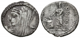 GENS CASSIA. Denario. (Ar. 3,56g/19mm). 55 a.C. Roma. (FFC 561; Crawford 413/1). Anv: Busto velado de Vesta a izquierda, detrás copa. Rev: Ciudadano r...