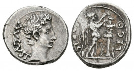 AUGUSTO. Quinario. (Ar. 1,86g/14mm). 25-23 a.C. Emérita Augusta. (RIC 1a). Anv: Cabeza de Augusto a izquierda, detrás leyenda: AVGVSTVS. Rev: Victoria...