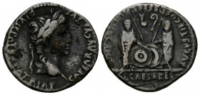 AUGUSTO. Denario. (Ar. 3,78g/19mm). 2 a.C.-4 d.C. Roma. (RIC 207). Anv: Busto laureado de Augusto a derecha, alrededor leyenda: CAESAR AVGVSTVS DIVI F...