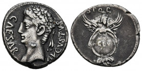 AUGUSTO. Denario. (Ar. 3,48g/20mm). 19 a.C. Muy posiblemente Colonia Patricia. (RIC 95 var). Anv: Cabeza laureada de Augusto a izquierda, alrededor le...