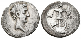 AUGUSTO. Denario. (Ar. 3,56g/20mm). 30-29 a.C. Ceca italiana incierta. (RIC 265a). Anv: Cabeza de Augusto a derecha. Rev: Trofeo militar y naval sobre...