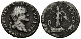 VESPASIANO. Denario. (Ar. 2,69g/18mm). 75 d.C. Roma. (RIC 93). Anv: Cabeza laureada de Vespasiano a derecha, alrededor leyenda: IMP CAESAR VESPASIANVS...