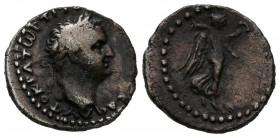 TITO. Hemidracma. (Ar. 1,79g/15mm).79-81 d.C. Cappadocia. (RPC 1661). Anv: Cabeza laureada de Tito a derecha, alrededor leyenda griega. Rev: Victoria ...