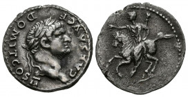 DOMICIANO. Denario. (Ar. 3,20g/19mm). 73-75 d.C. Roma. (RIC 680). Anv: Cabeza laureada de Domiciano a derecha, alrededor leyenda: DOMIT COS II CAES AV...