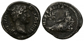 ADRIANO. Denario. (Ar. 3,02g/18mm). 130-133 d.C. Roma. (RIC 306). Anv: Busto desnudo a derecha de Adriano, alrededor leyenda: HADRIANVS AVG COS III P ...