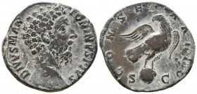 DIVO MARCO AURELIO. Sestercio. (Ae. 21,13g/30mm). 180 d.C. Roma. (RIC 654). Anv: Cabeza de Marco Aurelio a derecha. Rev: Aguila sobre globo mirando a ...