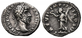 LUCIO VERO. Denario. (Ar. 2,99g/19mm). 166-167 d.C. Roma. (RIC 574). Anv: Cabeza laureada de Lucio Vero a derecha, alrededor leyenda: L VERVS AVG ARM ...