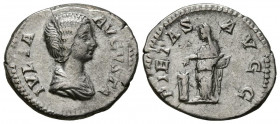 JULIA DOMNA. Denario. (Ar. 2,74g/19mm). 196-211 d.C. Roma. (RIC 572). Anv: Busto drapeado de Julia Domna a derecha, alrededor leyenda: IVLIA AVGVSTA. ...