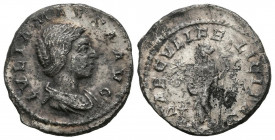 JULIA MAESA. Denario. (Ar. 3,11g/18mm). 218-222 d.C. Roma. (RIC 272). Anv: Busto drapeado de Julia Maesa a derecha, alrededor leyenda: IVLIA MAESA AVG...