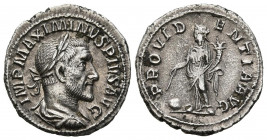 MAXIMINO I. Denario. (Ar. 2,65g/20mm). 235-236 d.C. Roma. (RIC 13). Anv: Busto laureado con coraza y drapeado de Maximino I a derecha, alrededor leyen...