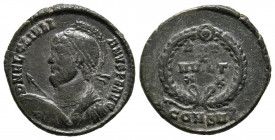 JULIANO II. Follis. (Ae. 3,13g/20mm). 361-362 d.C. Constantinopla. (RIC 166). Anv: Busto diademado con casco y coraza a izquierda portando lanza y esc...