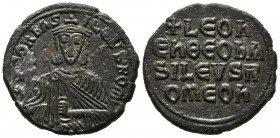 LEON IV. Follis. (Ae. 7,63g/26mm). 886 d.C. Constantinopla. (Seaby 1729). Anv: Busto coronado y drapeado de León IV de frente portando cetro, alrededo...