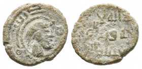 GOBERNADORES OMEYAS DE AL-ANDALUS. Felus. (Ae. 0,95g/12mm). Anónimo. (Walker Th 12, Frochoso XIV-a). Tipo cabeza con casco. MBC+.