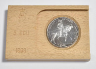 JUAN CARLOS I (1975-2014). 5 Ecu (Ar .33,62g/42mm). 1989. FNMT. Carlos V. Flor de cuño. 250.000 acuñaciones. Incluye estuche oficial y certificado de ...
