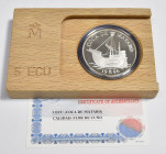 JUAN CARLOS I (1975-2014). 5 Ecu. (Ar. 33,62g/42mm). 1996. FNMT. Coca de Mataró. Flor de cuño . 50.000 acuñaciones. Incluye estuche oficial y certific...