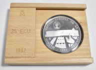 JUAN CARLOS I (1975-2014). 25 Ecu (Ar .168,75g/73mm). 1992. FNMT. Madrid Capital Europea de la Cultura. Flor de cuño. 15.000 acuñaciones. Incluye estu...
