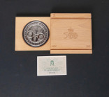 JUAN CARLOS I (1975-2014). 10000 Pesetas. (Ar. 168,75g /73mm). Serie II. Quinto Centenario. 1989. FNMT. Flor de cuño. Incluye estuche oficial y certif...