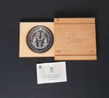 JUAN CARLOS I (1975-2014). 10000 Pesetas. (Ar. 168,75g /73mm). Serie I. Quinto Centenario. 1989. FNMT. Flor de cuño. Incluye estuche oficial y certifi...