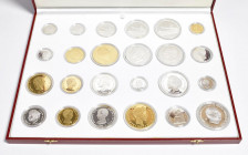 ESPAÑA. Historia de la Peseta. FNMT. Estuche compuesto por 24 réplicas en plata de 0,925 y plata bañada en oro de 24 quilates. Peso total en plata del...