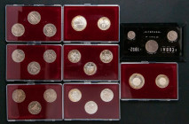 CUBA. Conjunto formado por 22 monedas conmemorativas cubanas del siglo XX expuestas en estuches y con diferente temática: 50 Años de República, 1º Vue...