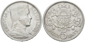 LETONIA. 5 Lati. (Ar. 24,97g/37mm). 1932. 1ª República (1918-1940). (Km#9). MBC+. Rayitas de limpieza.