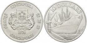 SINGAPUR. 10 Dollars. (Ar. 31,10g/40mm). 1976. 10 Aniversario de la Independencia. (Km#15). EBC+. Marquitas en anverso.