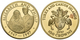 TURKS Y CAICOS. 100 Crowns. (Ar-dorada.156,85g/63mm). 1997. 50 Aniversario de la boda real entre Isabel II y Felipe. (Km#237). Plata de 0,999 milésima...