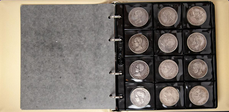Álbum compuesto por 100 monedas acuñadas entre el periodo de Monarquía Española ...