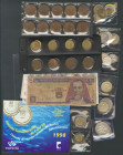 Interesante conjunto formado por 50 monedas de Portugal y de Ciudad del Vaticano, en diferentes módulos y materiales. Destaca una cartera oficial de l...