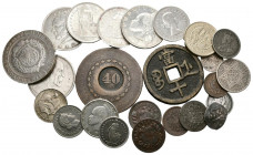 MONEDAS EXTRANJERAS. Conjunto de 24 monedas de diferentes países incluyendo piezas de plata. Variedad de módulos y valores. Diferentes estados de cons...