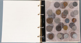 Conjunto formado por aproximadamente 300 monedas españolas y mundiales entre las que destacan 13 monedas de plata de 100 Pesetas acuñadas em 1966. Dif...