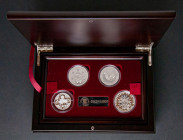 FIFA 100 Años (1904-2004). Precioso estuche original y de madera que incluye 4 monedas (Brasil, Suiza, Francia y Uruguay) en plata conmemorativas del ...