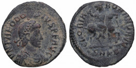 379-395 d.C. Teodosio I. Cícizo. Pentargiro. RIC IX 29b.3. Ae. 1,84 g. Busto con diademas, drapeados y coraza r. / Emperador a caballo r., Brazo exten...
